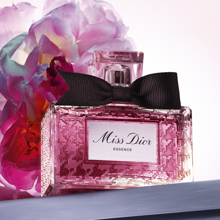 37.2 Paris - F106 MD DIORESSENCE 25 P01F Hero Fleur_3.jpg