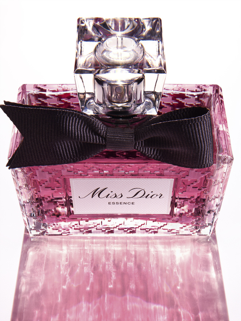 37.2 Paris - F106 MD DIORESSENCE 25 D09D Pack Top Shot reflet_1.jpg