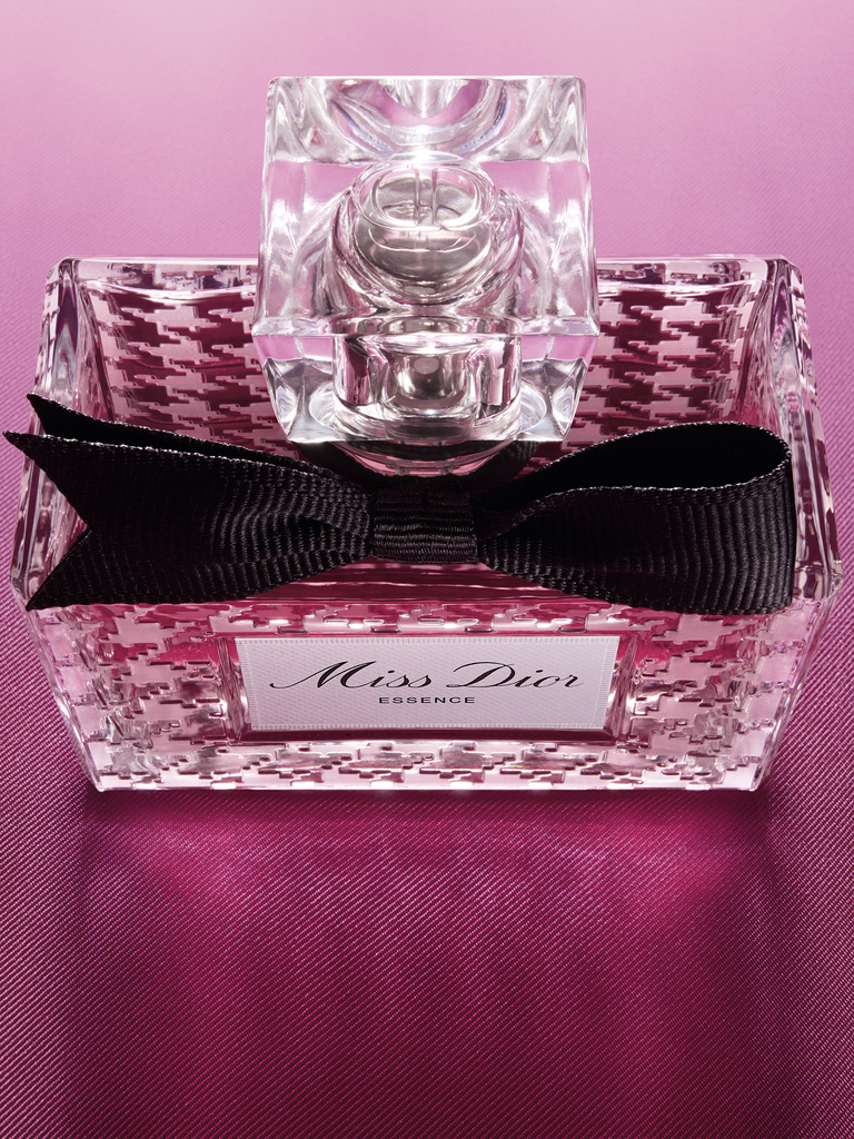 37.2 Paris - F106 MD DIORESSENCE 25 D08D Pack Top Shot_1.jpg