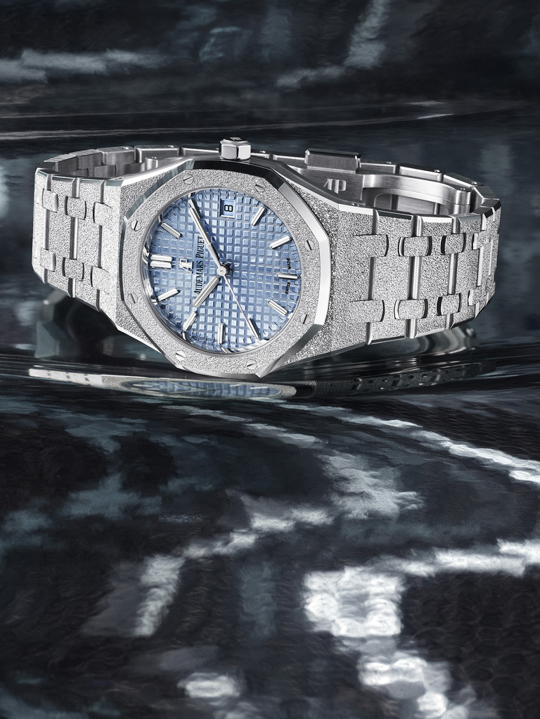 37.2 Paris - AUDEMARS_PIGUET_020_ROYAL_OAK_FROSTED_GOLD_C_RGB copie 2.jpg