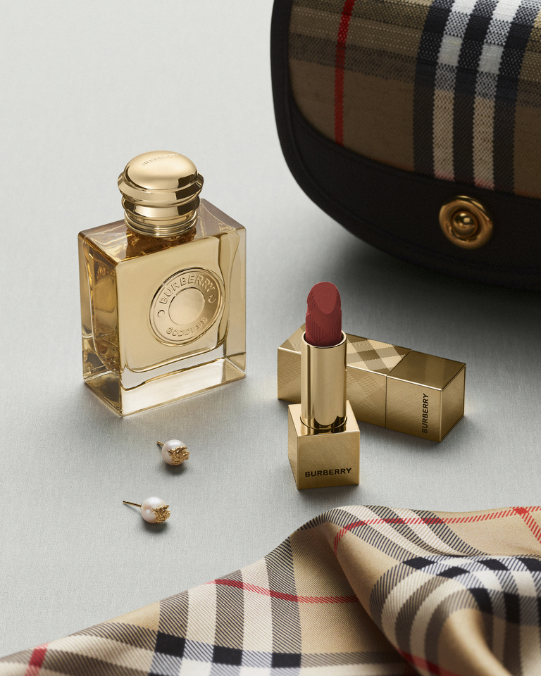 37.2 Paris - BYA_CF_26_DIGITAL_DUO_CPV_GOD_EDP_BKM_93_NO_LOGO_4x5.jpg