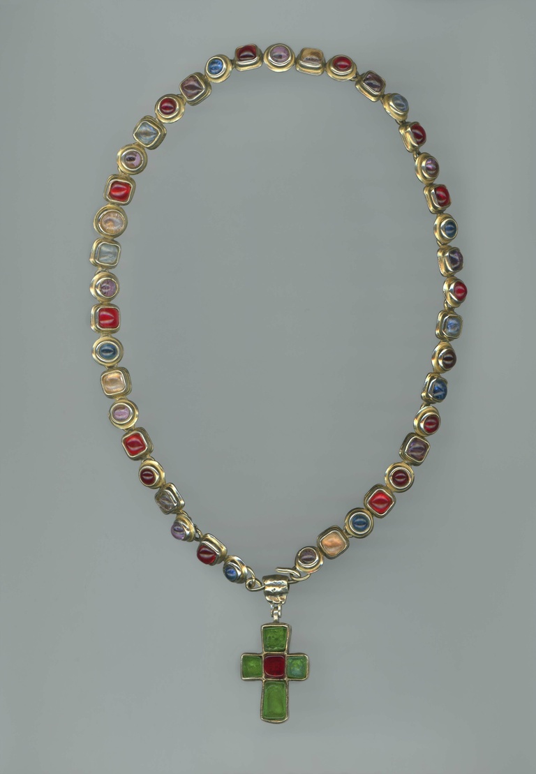 37.2 Paris - CHANEL_07_COLLIER_PIERRES EN VERRE ET CROIX.jpg