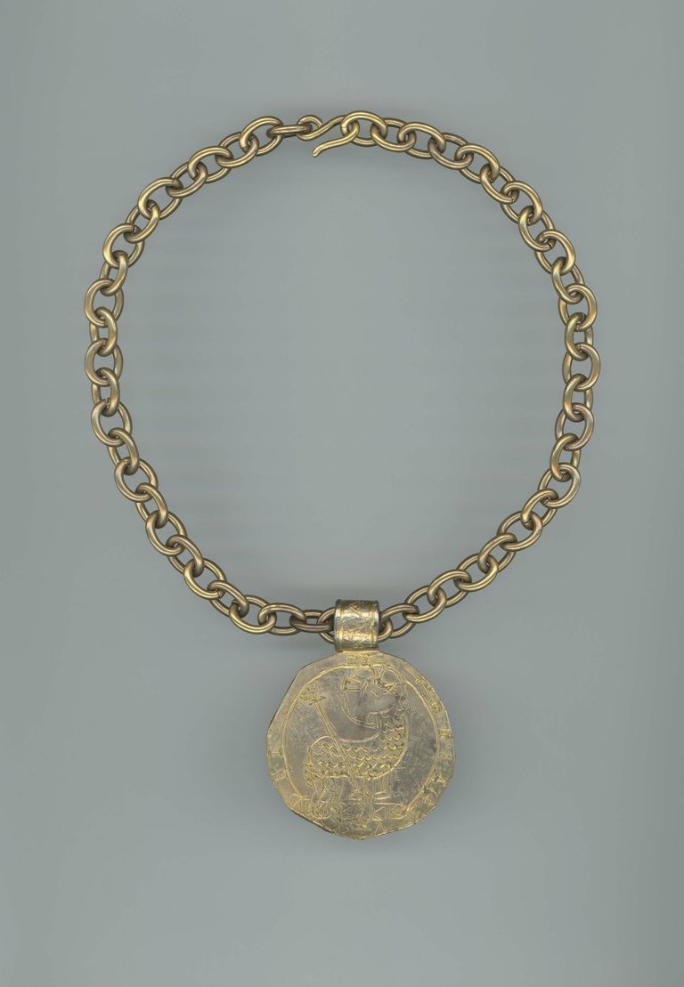 37.2 Paris - CHANEL_08_COLLIER_AGNEAU_PASCAL.jpg