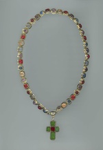 37.2 Paris - CHANEL_07_COLLIER_PIERRES EN VERRE ET CROIX.jpg